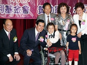 馬總統頒獎 表揚身障人母 