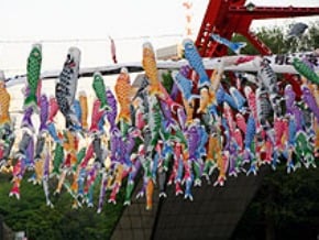 鼓舞震災民  東京鐵塔掛鯉魚飄