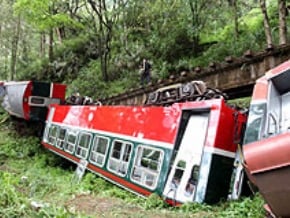 阿里山小火車翻覆 5死109傷