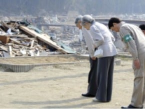 日本天皇夫婦海嘯巡視重災區慰問災民