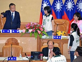 議會太火爆 女記者提前破水