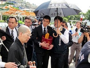 愛女入土　關中：痛怨無恨 