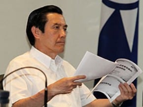 總統：經濟方向正確 超越綠營 