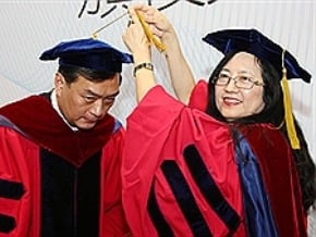 獲頒交大博士 嚴凱泰勉勵逐夢