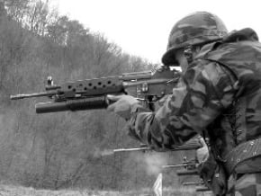 南韓士兵朝客機開火