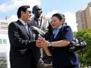 馬總統赴高雄長庚 李寶珠親迎