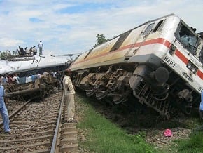 印度客運列車脫軌53人死250人傷