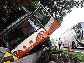 阿里山陸客團車禍 7人送醫