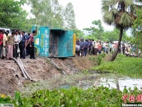 孟加拉一卡車失控墜溝 至少53男童身亡