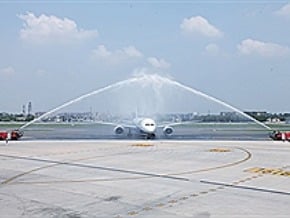 迎夢幻客機  印度機場噴水柱