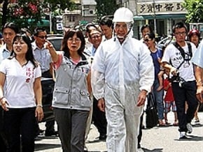 總統體驗勞工苦 換裝清下水道