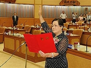 遞補新北議員 楊春妹宣誓就職