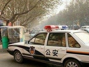 10人持刀棍追打民警 公安兩次鳴槍無效