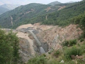 陸非法採礦 將執法幹部打到昏迷住院