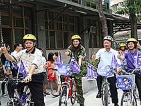 錢薇娟拚選舉 鐵馬跑基層
