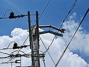 戰機降落肇事 電桿接地線受損 