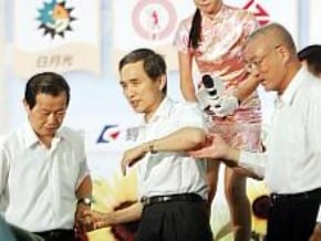 累壞了 經濟部長出席活動暈眩