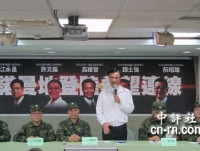 穿軍裝造勢　綠艱困地區參選人拚了