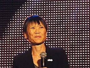 周美青展歌喉 高唱中華民國頌