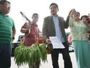 民進黨慶 許榮淑送空心菜