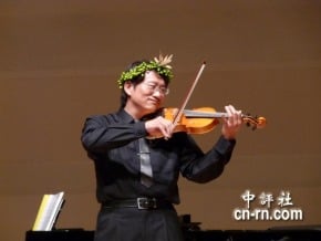 綠台南黨慶音樂會　主委客串演奏