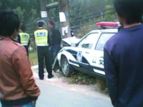 警車撞欄杆員 警員忙摘車牌