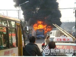 湖北荊州公車遭縱火燒毀　1死1傷