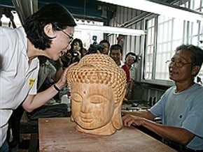 小英獲贈木雕 盼發展在地經濟