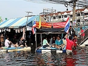 曼谷恐將淹水 城外災民抱怨