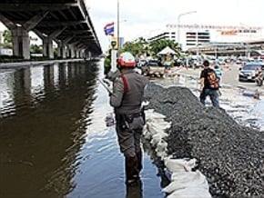 廊曼機場淹水關閉 災民撤離