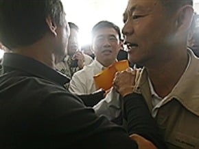 赴議會報告 郝龍斌遇抗議推擠