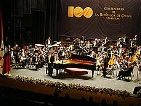 慶祝建國百年 嚴俊傑在巴演出