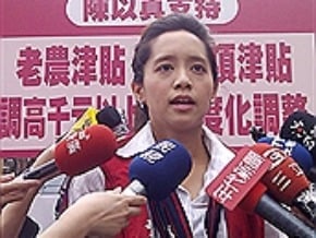 陳以真：老農津貼至少應調千元