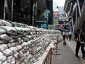 曼谷度過漲潮 東西區仍陷水患