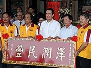 2日總統走訪屏廟宇 宣傳政績
