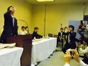 日本官員當眾喝下核電站淨化水 被指作秀