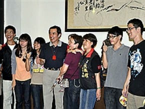 憶金融海嘯 總統：戴著鋼盔衝