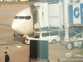 廈門機場工作車和飛機碰撞 幸無人傷亡