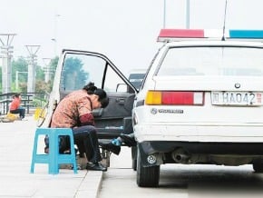 網友譴責“給俺擦鞋照” 警方回應