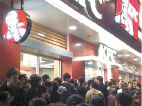 浙江一女子於肯德基猝死 引千人圍觀