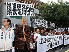 斗南鎮長涉違法收押 居民聲援