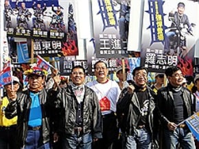 藍營屏東4參選人 騎野狼登記