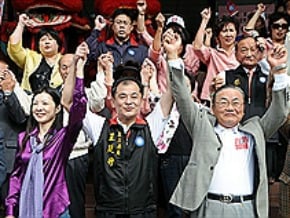 立委王廷升登記參選 腹背受敵