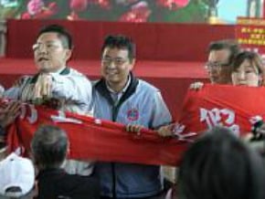 萬大線動土　綠議員拉布條抗議