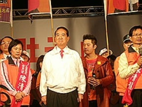 宋楚瑜挺陳清龍 民眾爭握手