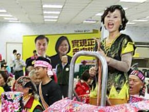 中台灣藍綠造勢 女羅賓漢VS平安符