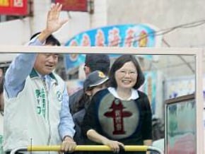 蔡英文陪同陳進丁鹿港掃街拜票