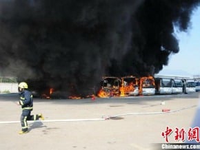 8輛公車大火 燒到只剩車架
