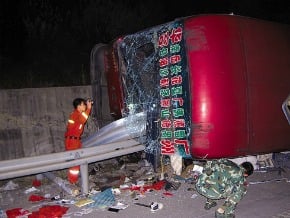 大巴失控 護欄割裂車體 3人死亡
