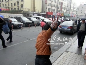 女友不接電話 男子藉酒澆愁當街灑錢